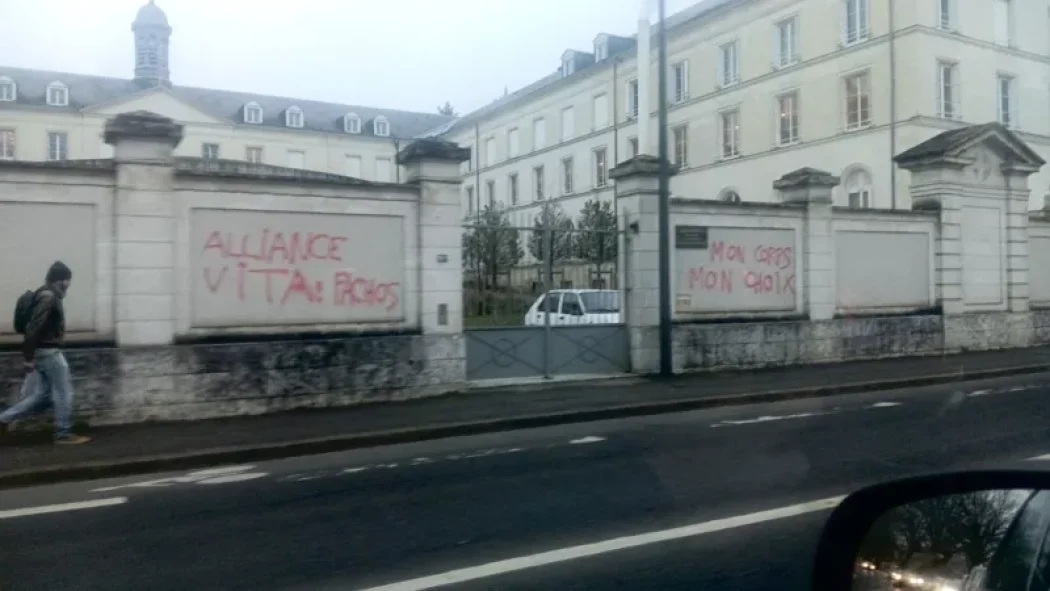 Tours : les murs d’un couvent tagué par des pro-avortements