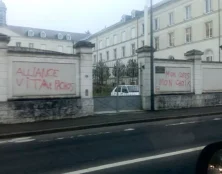 Tours : les murs d’un couvent tagué par des pro-avortements