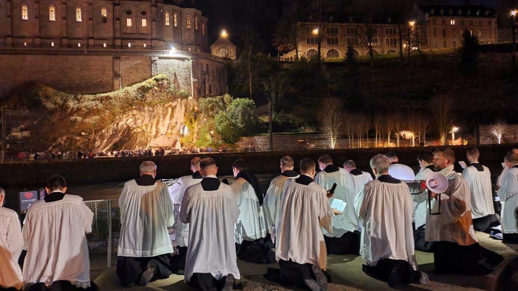 La Fraternité Saint-Pierre a renouvelé sa consécration à Lourdes