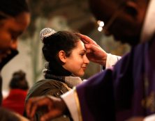 Un raz-de-marée de jeunes à la messe des cendres en France