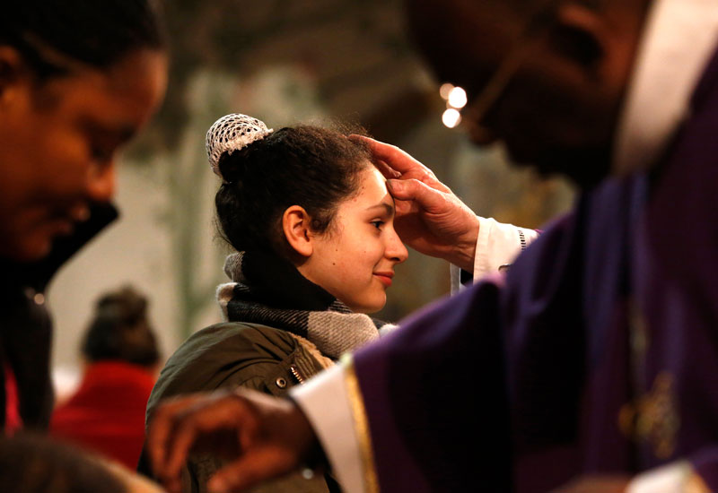 Un raz-de-marée de jeunes à la messe des cendres en France