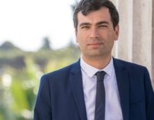 Un élu municipal assume de ne pas célébrer de parodie de mariage