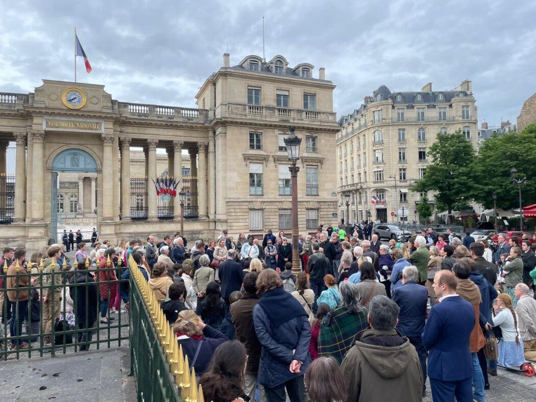 Plus de 400 personnes devant l’Assemblée pour réciter le chapelet contre l’euthanasie.