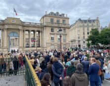 Plus de 400 personnes devant l’Assemblée pour réciter le chapelet contre l’euthanasie.