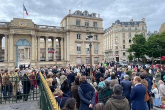 Plus de 400 personnes devant l’Assemblée pour réciter le chapelet contre l’euthanasie.