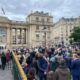 Plus de 400 personnes devant l’Assemblée pour réciter le chapelet contre l’euthanasie.