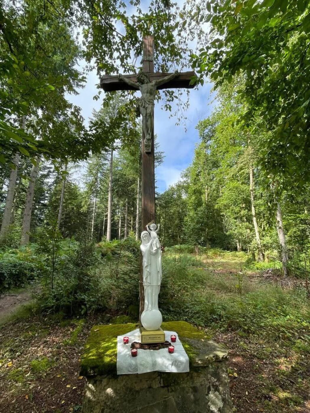 Corancy (58) : la croix du calvaire de Faubouloin tronçonnée