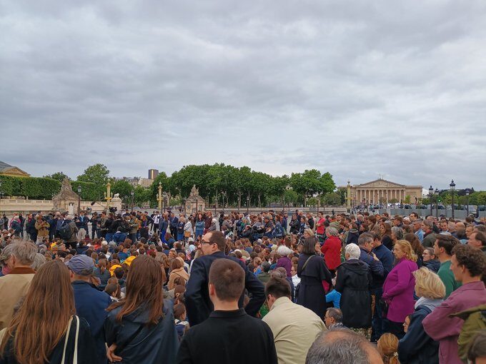 Les Veilleurs rassemblés place de la Concorde contre l’euthanasie