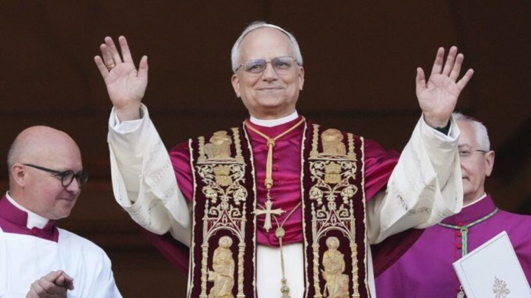 « Nous ne pouvons pas construire une société juste si nous rejetons les plus faibles, qu’il s’agisse de l’enfant dans le ventre de sa mère ou de la personne âgée dans sa fragilité, car ils sont tous deux des dons de Dieu. »