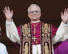 « Nous ne pouvons pas construire une société juste si nous rejetons les plus faibles, qu’il s’agisse de l’enfant dans le ventre de sa mère ou de la personne âgée dans sa fragilité, car ils sont tous deux des dons de Dieu. »
