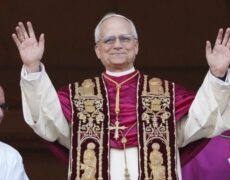 « Nous ne pouvons pas construire une société juste si nous rejetons les plus faibles, qu’il s’agisse de l’enfant dans le ventre de sa mère ou de la personne âgée dans sa fragilité, car ils sont tous deux des dons de Dieu. »
