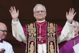« Nous ne pouvons pas construire une société juste si nous rejetons les plus faibles, qu’il s’agisse de l’enfant dans le ventre de sa mère ou de la personne âgée dans sa fragilité, car ils sont tous deux des dons de Dieu. »