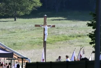 Haute-Loire : Mgr Baumgarten bénit un nouveau calvaire