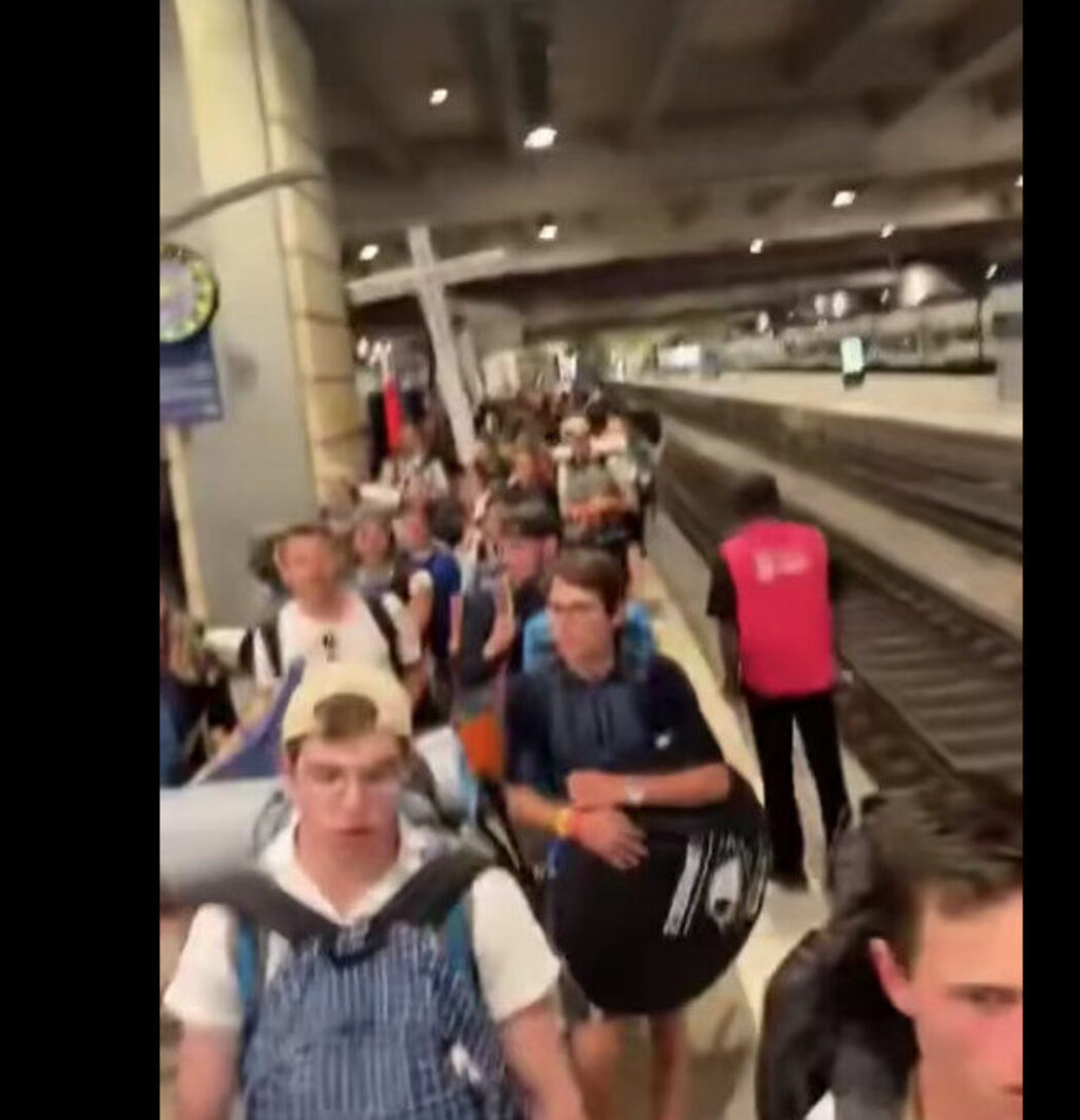 Un pèlerin de Chartres verbalisé pour avoir chanté dans la gare Montparnasse