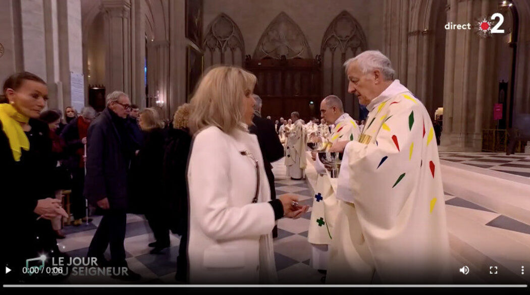 Communion donnée à Brigitte Macron : l’abbé Pagès écrit au Dicastère pour le Culte divin et la Discipline des sacrements