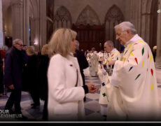 Communion donnée à Brigitte Macron : l’abbé Pagès écrit au Dicastère pour le Culte divin et la Discipline des sacrements