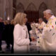 Communion donnée à Brigitte Macron : l’abbé Pagès écrit au Dicastère pour le Culte divin et la Discipline des sacrements