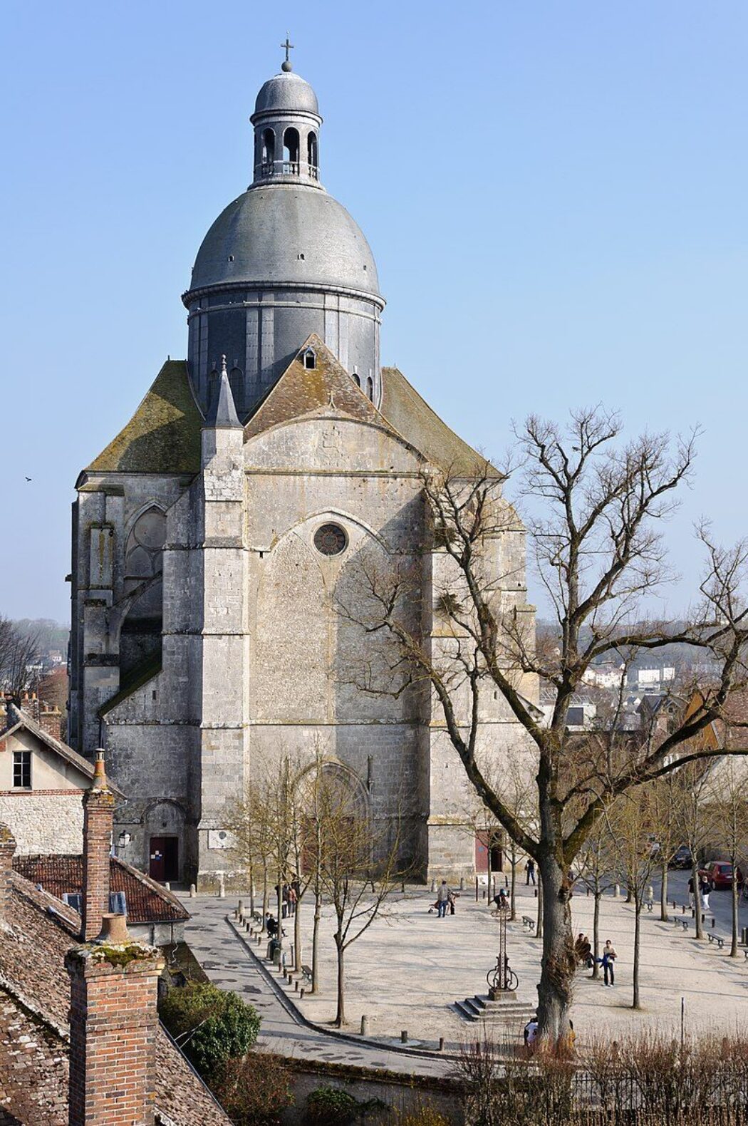 La  collégiale Saint-Quiriace de Provins profanée par une “fête médiévale”