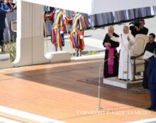 Le pape demande aux Français de “défendre la dignité intrinsèque de toute personne humaine”
