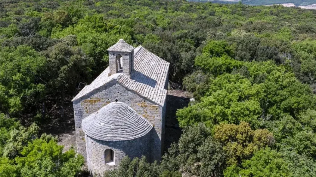 La chapelle romane Saint-Pierre-de-Castres à Tresques (Gard) retrouve sa toiture