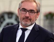 Le maire de Saint-Germain-en-Laye achève d’enterrer la droite locale