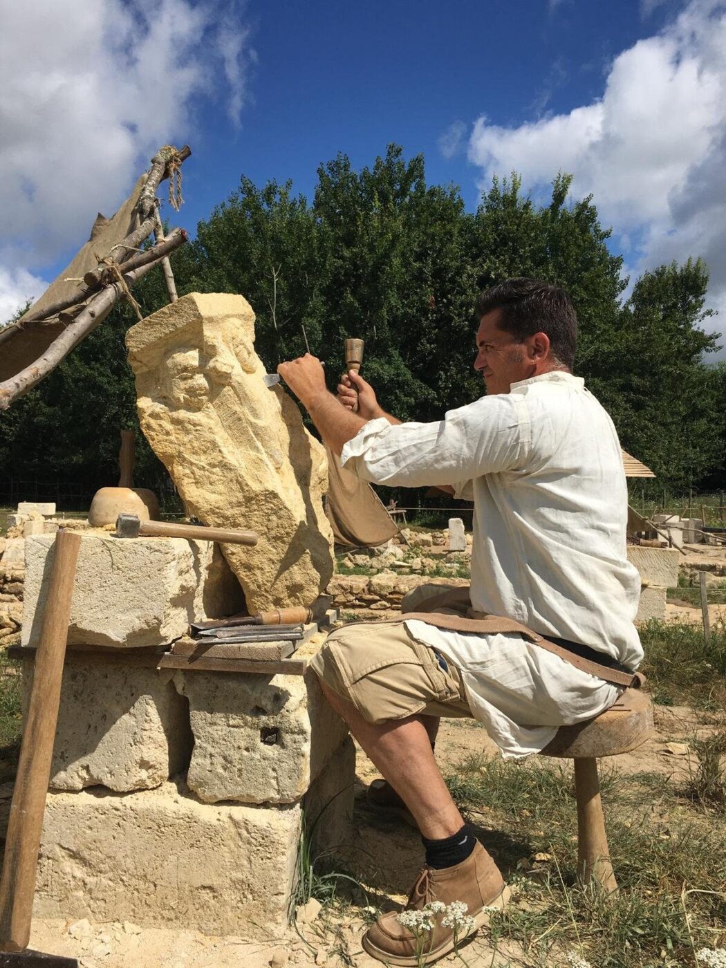 Construction d’une chapelle romane, un cloître puis un édifice gothique, avec les techniques du Moyen-Age