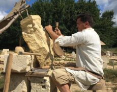 Construction d’une chapelle romane, un cloître puis un édifice gothique, avec les techniques du Moyen-Age