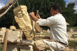 Construction d’une chapelle romane, un cloître puis un édifice gothique, avec les techniques du Moyen-Age
