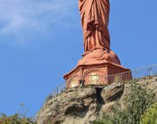 La statue de Notre-Dame de France et la statue de la Liberté à New York