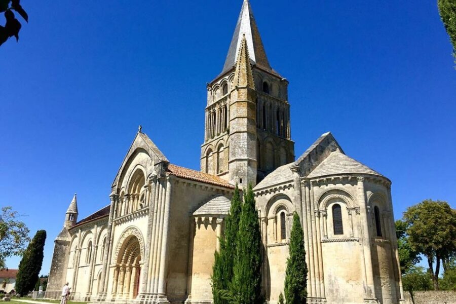 Saintonge : à peine rénovée, une église vandalisée