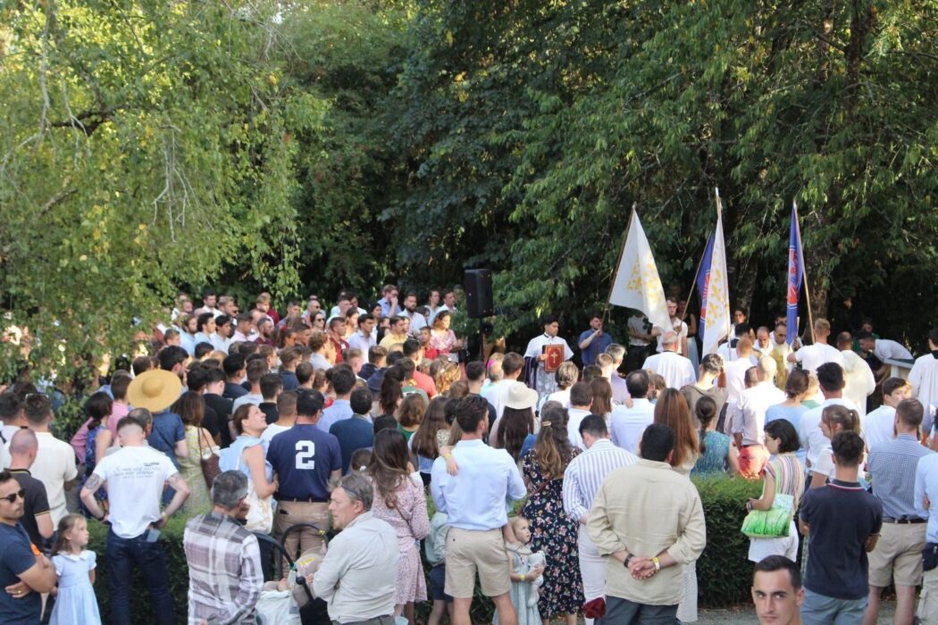 Été 2025 : deux universités d’été catholiques rassemblent plus de 600 jeunes et deux évêques autour d’Academia Christiana