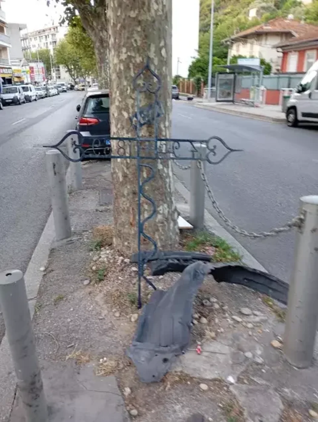 Nice : la croix du boulevard de la Madeleine arrachée