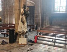 Une statue de la Vierge incendiée pendant la messe à Guingamp