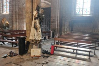 Une statue de la Vierge incendiée pendant la messe à Guingamp