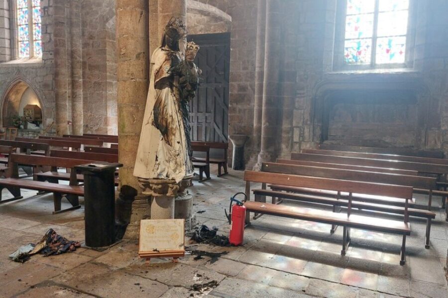 Une statue de la Vierge incendiée pendant la messe à Guingamp