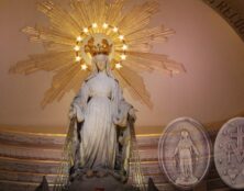 Des règles liturgiques lunaires à la chapelle Notre-Dame de la Médaille Miraculeuse