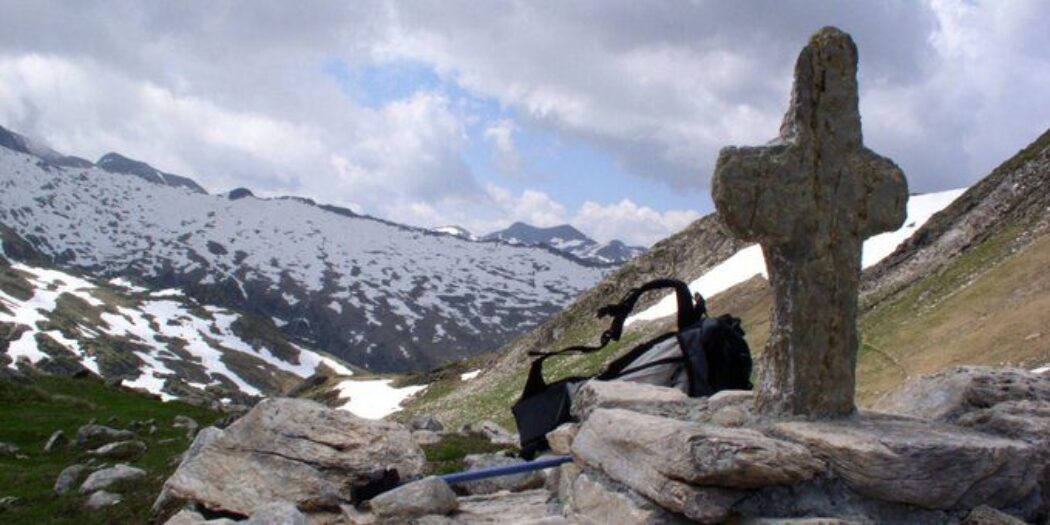 Pyrénées : une croix détruite à coups de masse