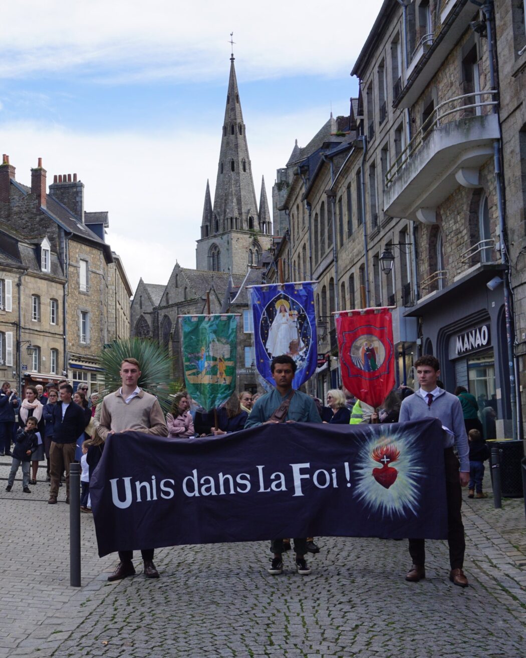 Procession de réparation à Guingamp des actes anticatholiques