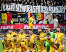 Des supporters roumains de football arborent une banderole « Défendons les chrétiens nigérians »