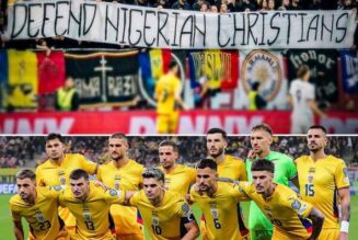 Des supporters roumains de football arborent une banderole « Défendons les chrétiens nigérians »