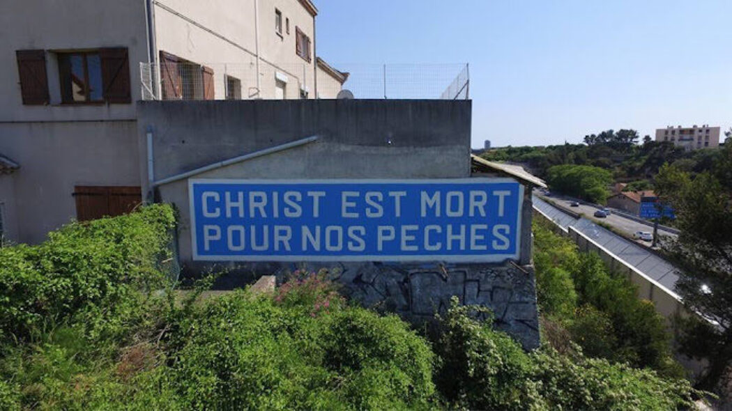 L’inscription “Christ est mort pour nos pêchés” au bord de l’A7 à Marseille vandalisée