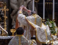Que, grâce à Summorum Pontificum, toute l’Église en vienne à comprendre et à aimer toujours davantage le grand don de la liturgie sacrée