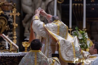 Que, grâce à Summorum Pontificum, toute l’Église en vienne à comprendre et à aimer toujours davantage le grand don de la liturgie sacrée