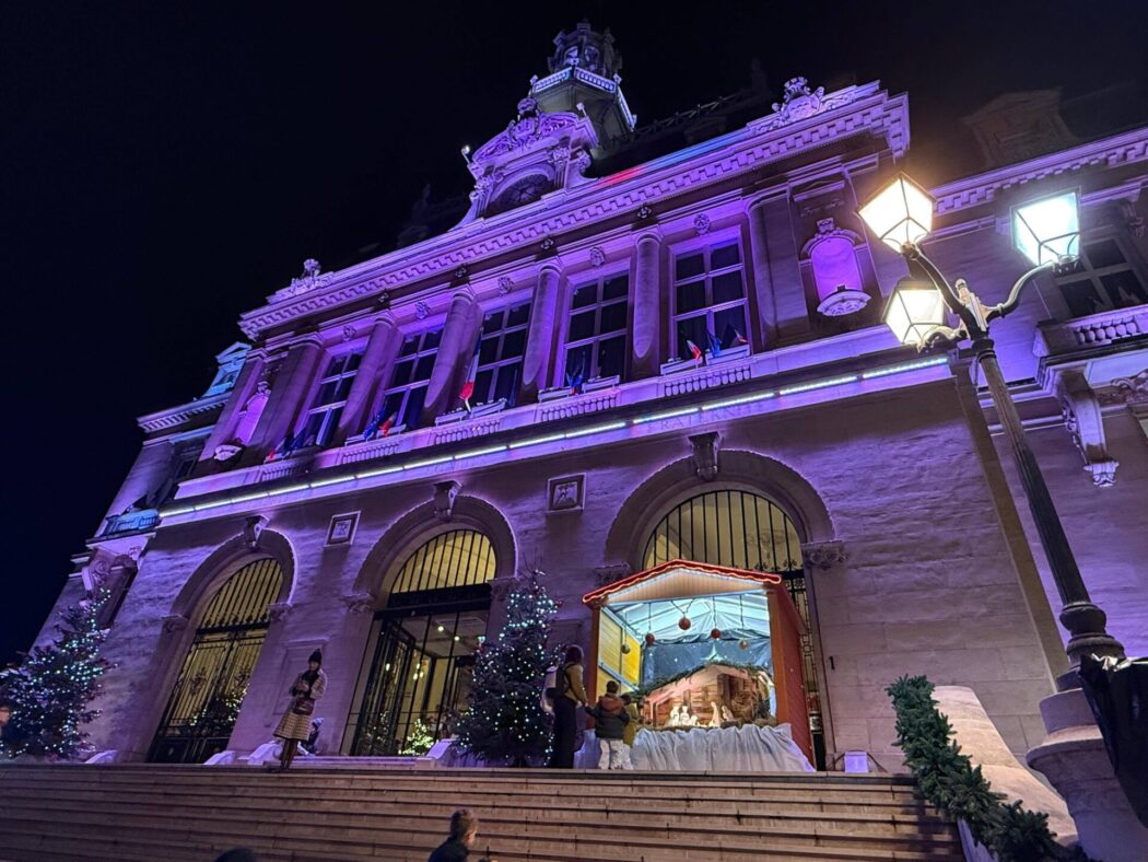 Condamnée, la mairie d’Asnières-sur-Seine déplace la crèche de Noël de quelques mètres