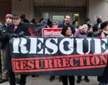 Dix-sept militants pro-vie arrêtés devant un centre Planned Parenthood