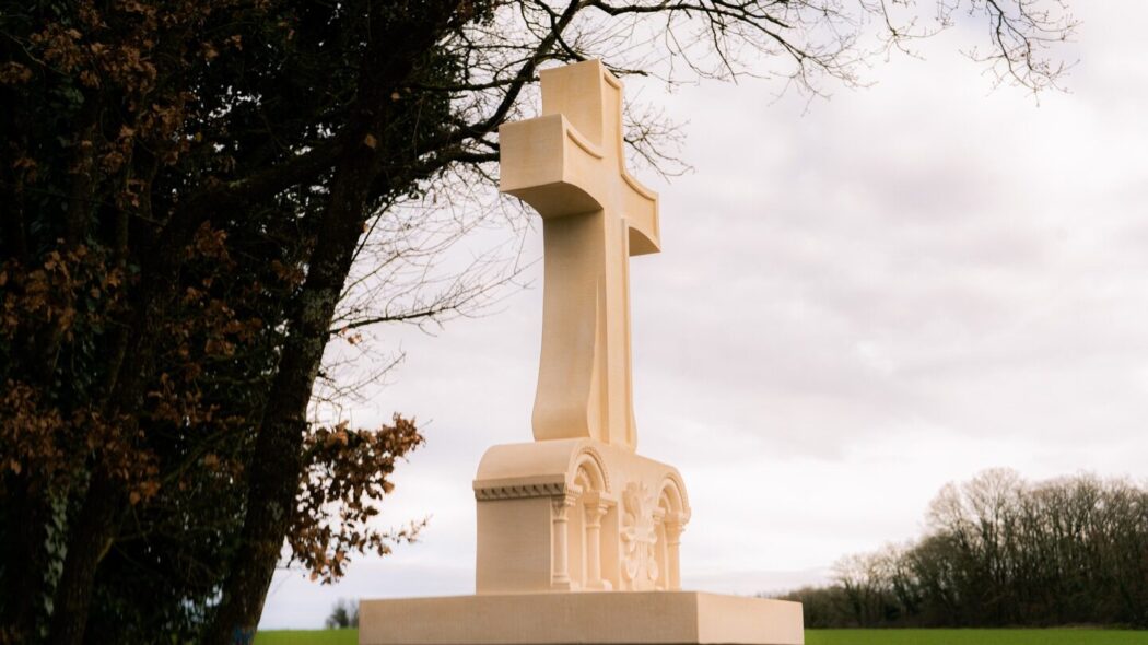 SOS Calvaires érige une croix pour l’abbaye de Fontgombault