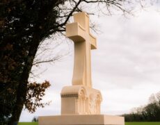 SOS Calvaires érige une croix pour l’abbaye de Fontgombault