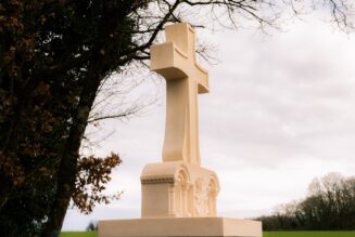 SOS Calvaires érige une croix pour l’abbaye de Fontgombault