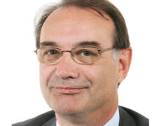 “Le Président de la République, jupitérien, promettait un « réarmement démographique » : on aurait pu s’attendre à un texte sur l’accueil des enfants. Mais non, la priorité affichée pour 2026, c’est la mort”