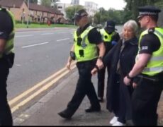 Une grand-mère écossaise arrêtée pour avoir proposé de discuter avec des femmes envisageant l’avortement